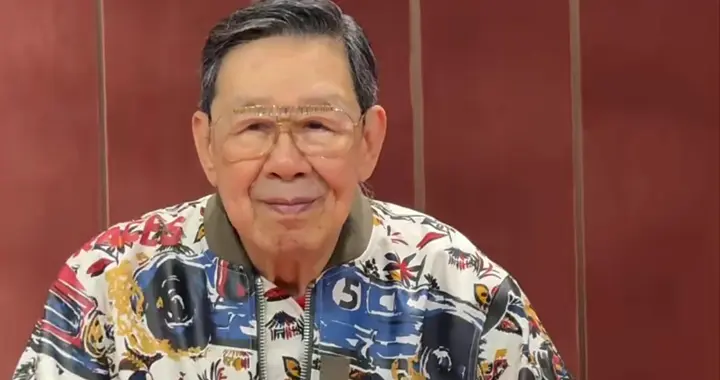 胡枫94岁寿宴群星捧场，穿大花外套打扮时尚不显老，四个曾孙相伴