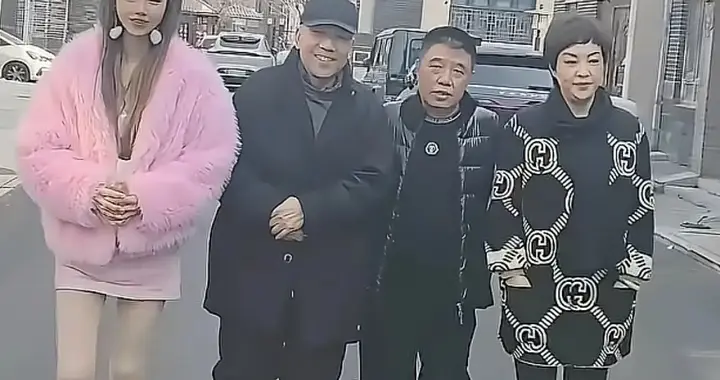 63岁杨议收美女徒弟，牵手贴脸还送吊坠，这是传承还是博眼球