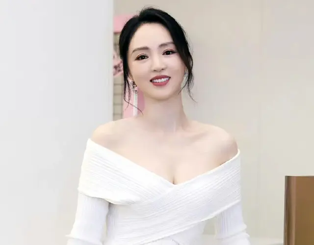 董璇身材高挑且匀称，展现出一种优雅而迷人的魅力。