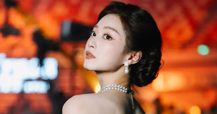 主持人冯琳今天好美啊，明媚动人，这主持风采太稳了