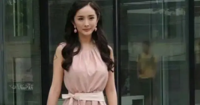 杨幂早年旧照太惊艳！满脸青涩感藏不住，妥妥的元气小姑娘