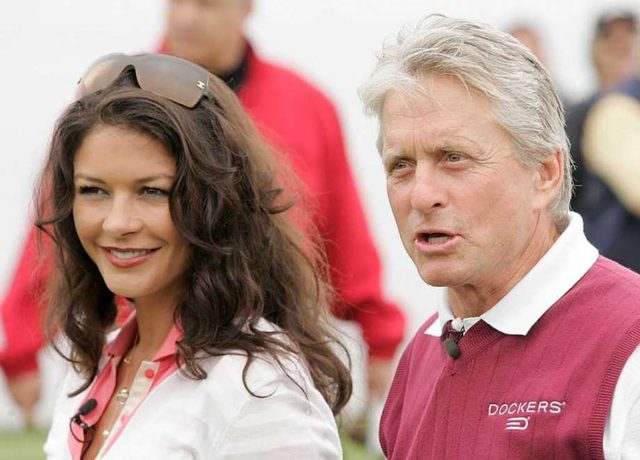 54岁泽塔·琼斯脸垮了：女儿没遗传她的惊人美貌，儿子也不如爹帅