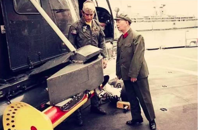 《蛟龙行动》遭遇阴间排片让我想起两张海军著名照片，谁看谁哭