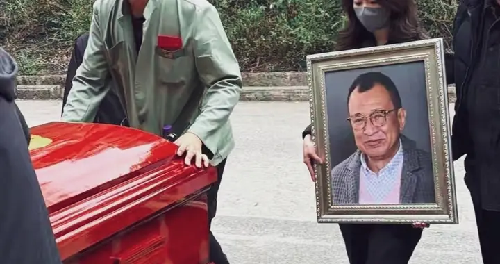 哭到变形！佘诗曼双眼红肿欧阳震华表情失控，全港星送别许绍雄！