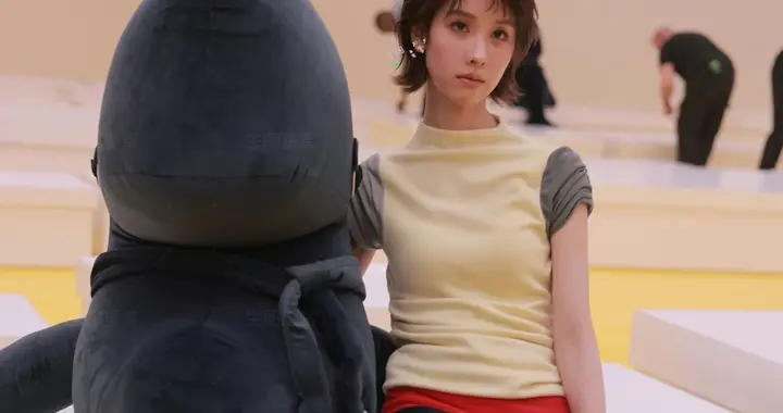 陈都灵 以短发造型亮相巴黎时装周，美萌灵动时尚表现力十足！ ?