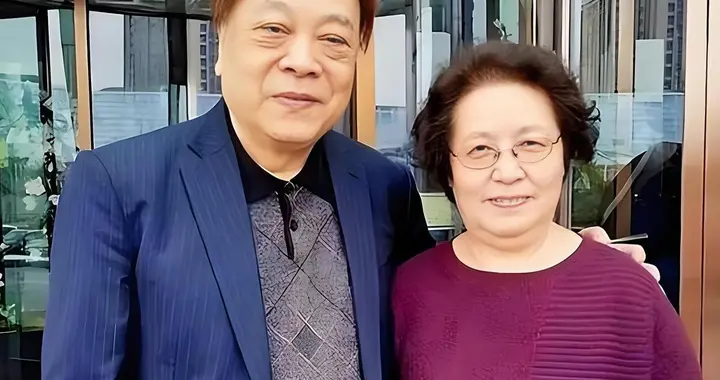 赵忠祥去世6年后，妻子定居北京，和儿子一起生活，82岁安享晚年