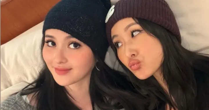 孙芸芸携女儿回台湾过圣诞，合照被误会是姐妹，47岁穿吊带好年轻