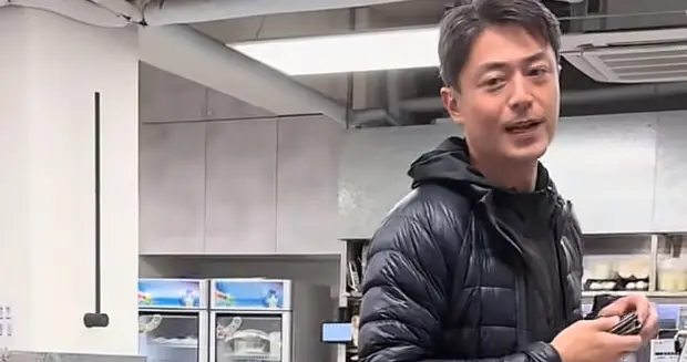 霍建华请学生吃饭，支付方式抢眼，朱珠：大哥天天请全剧组吃饭