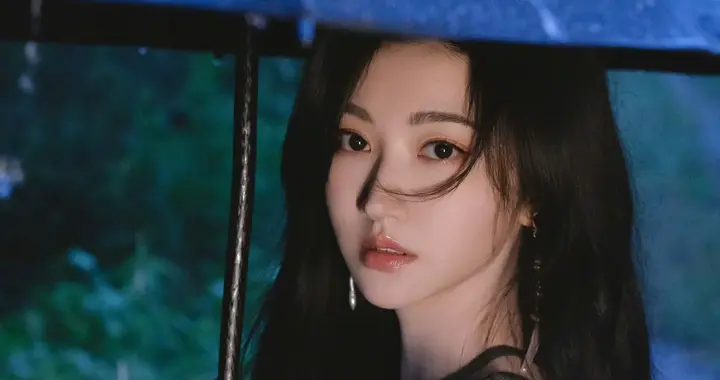 景甜雨雾中的绿意和朦胧感