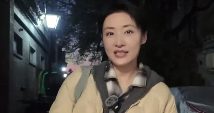 57岁周涛逛书店：羽绒服+阔腿裤，知性又时髦，状态好得像35岁