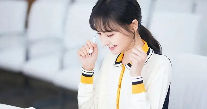 郑爽新账号被封禁，发自拍一个细节被人认出，疑似穿男友衬衫出镜