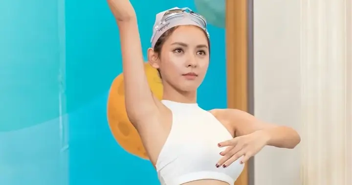 张予曦小蛮腰游泳秀 \辣身材 \秀身材 \明星 \小蛮腰