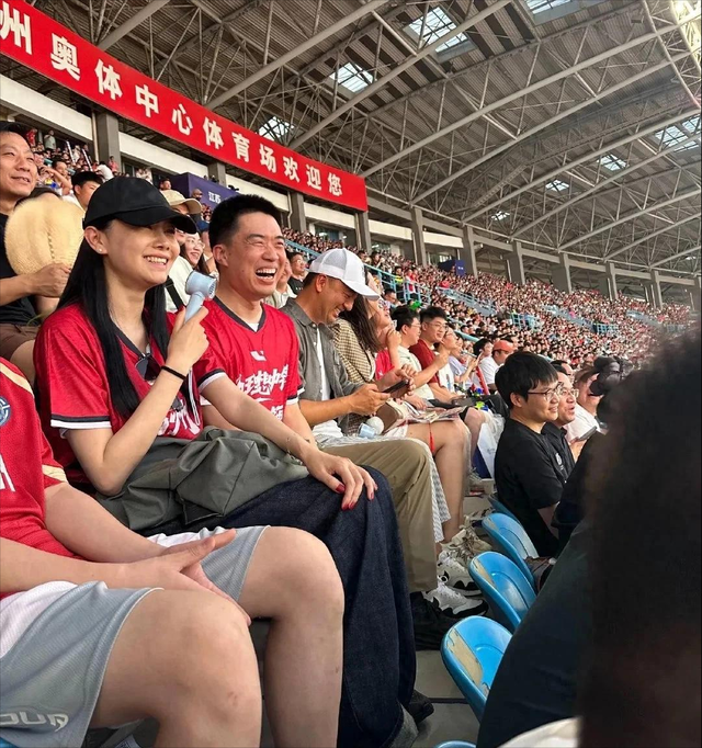 李想真有福气 和老婆看苏超，生5个孩子的身材还不输明星