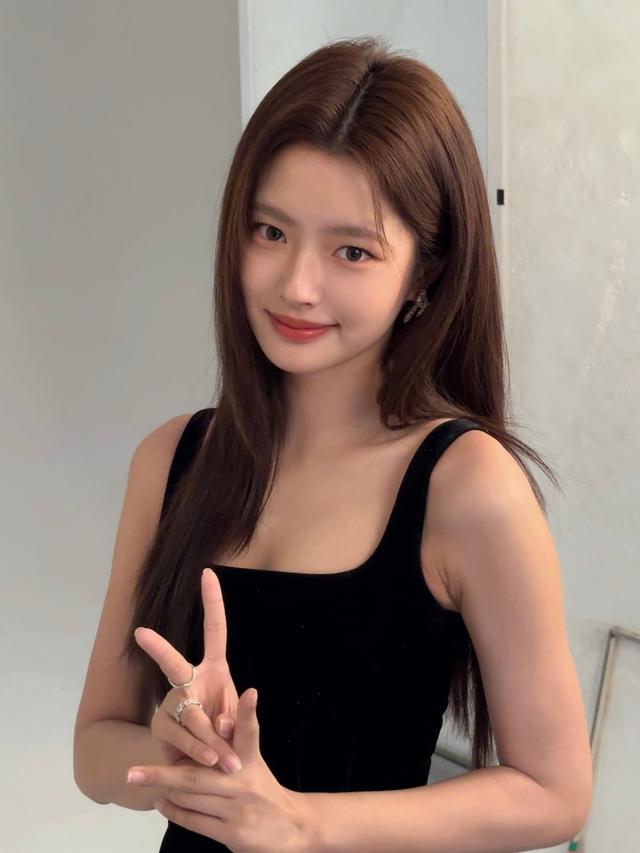 长相一般演技太烂，她搭了李昀锐，又搭张凌赫，可就是火不了