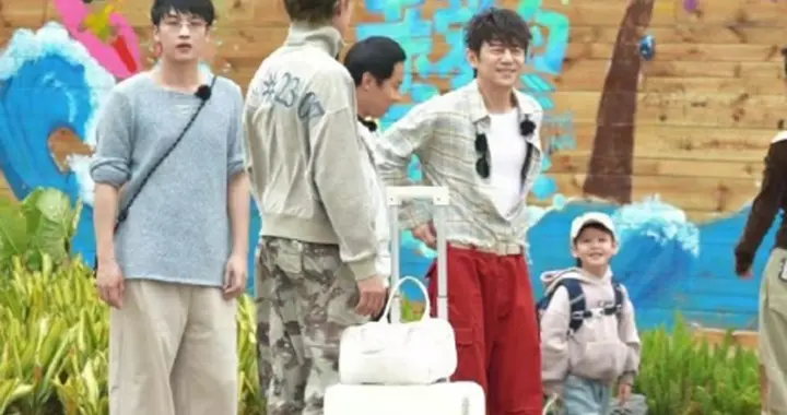 何炅首度上《亲爱的客栈》，热情拥抱谭松韵，为王鹤棣撑场好感动