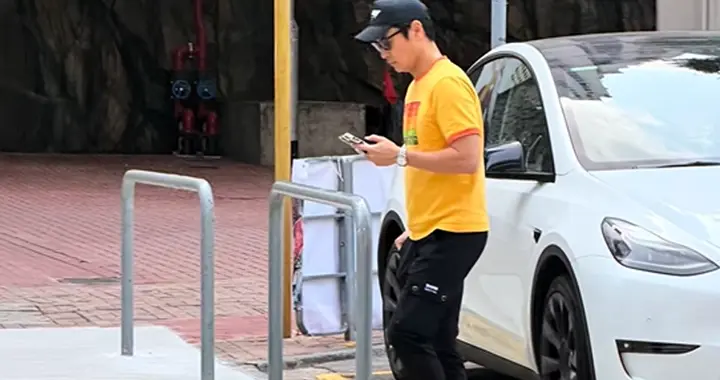 郑嘉颖被偶遇接儿子放学，7岁儿子读公立小学，开32万车子显节俭