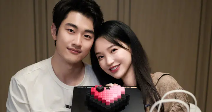 金莎情人节秀恩爱！准老公送鲜花和蛋糕为备婚累瘦，女方气色真好