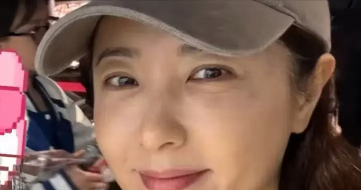 48岁曾黎逛新乡胖东来，素颜一脸褶又僵又肿，撅嘴卖萌反吓哭小孩