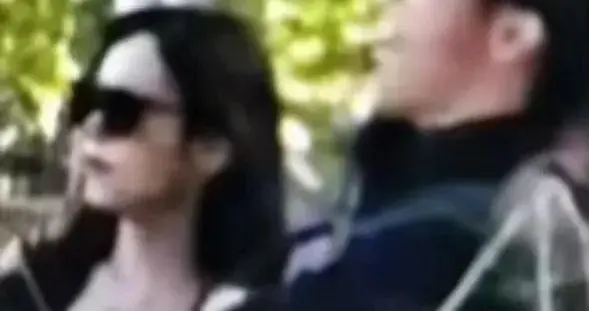 黄景瑜疑带女友回家 神似迪丽热巴 金晨实惨 当工具人 节目中狂搞暧昧