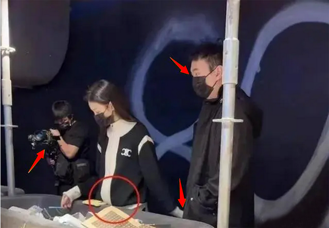 黄一鸣和王思聪牵手照曝光！女方挺孕肚挑选母婴用品，思聪很谨慎