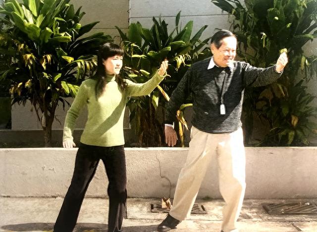 102岁杨振宁带妻子重返定情地！挂防走丢牌，翁帆挺大肚需人搀扶