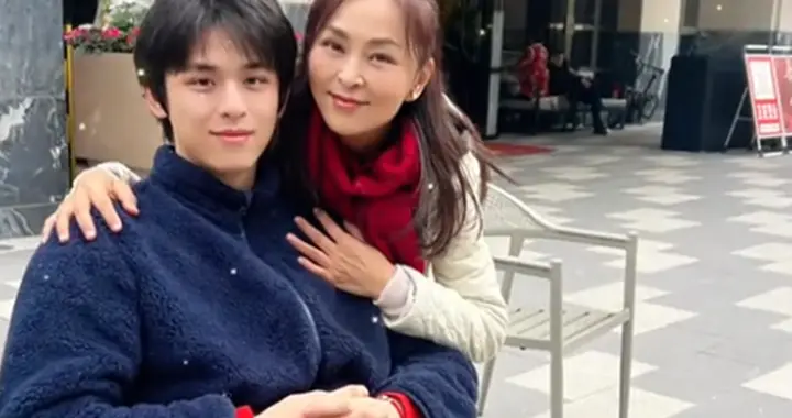 何音新年晒母子照，24岁黄博远可比黄志忠帅多了，天生一张明星脸