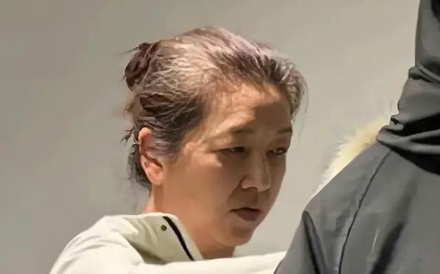 56岁的江珊在外面逛街状态好真实，原来明星不化妆也和普通人一样