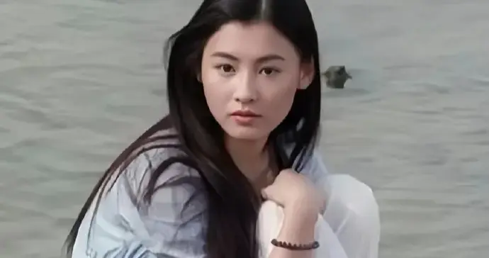 年少时的张柏芝容颜清丽脱俗，气质纯净动人。