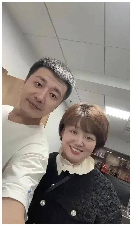 张雪峰和妻子首次公开同框！妻子的小动作暴露心情