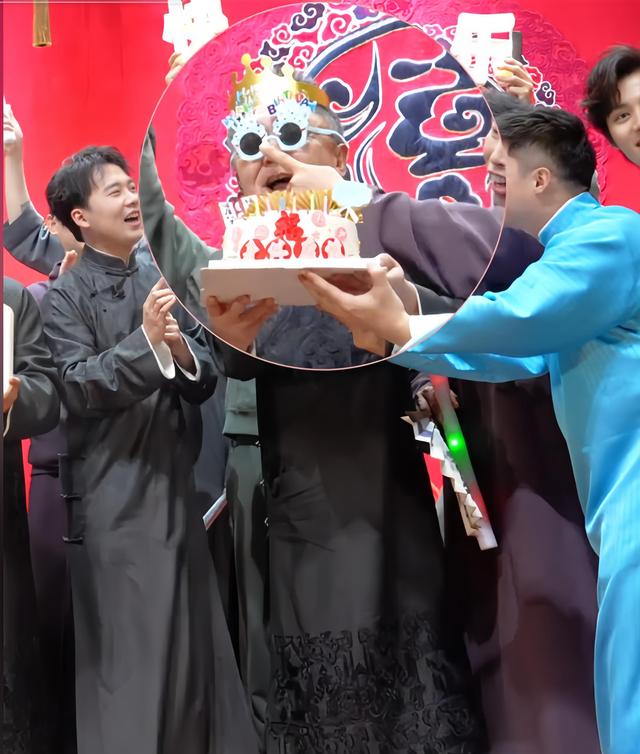 德云社为于谦庆生！徒弟郭麒麟送上蛋糕，大合照郭德纲站位惹争议