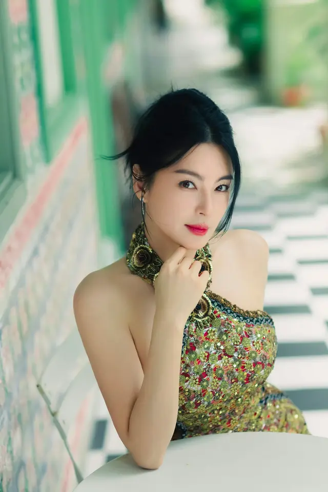 张雨绮，大红唇迷人，身材火辣丰盈饱满