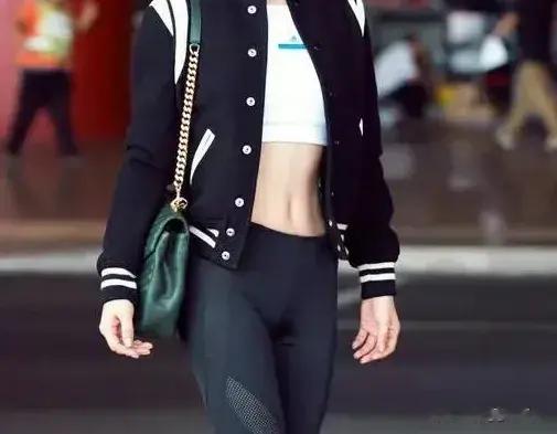 38岁袁姗姗紧身瑜伽服身材很棒，腰很细