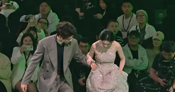 孟子义星光大赏颁奖礼登台时意外摔倒，幽默回应：明年一定不摔