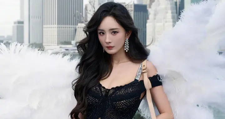 杨幂穿维密大秀好身材，S曲线绝了，网友直呼大饱眼福！