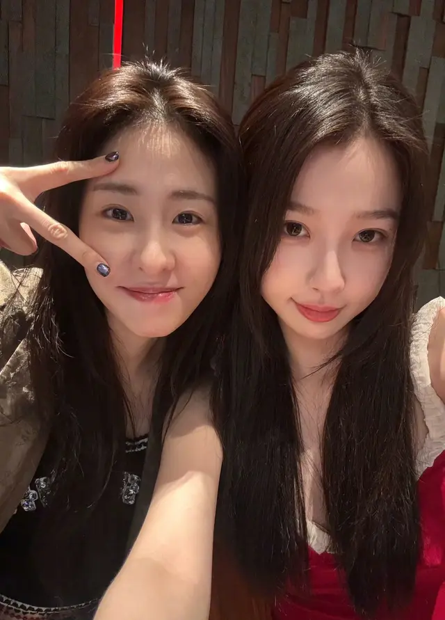 被虞书欣的“小红裙”美到！与张碧晨怼脸同框，身材和颜值均在线