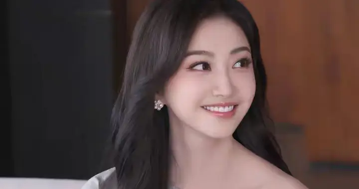 景甜露肩上衣造型好绝，慵懒纯欲感直接拉满