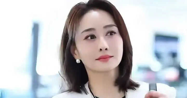 陈德容短发好年轻！穿白色西装+牛仔裤好高级，差点认不出！