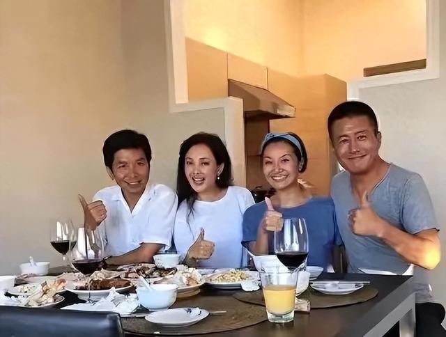演员牛莉家庭照曝光，丈夫看上去很普通，一看就是老实人。