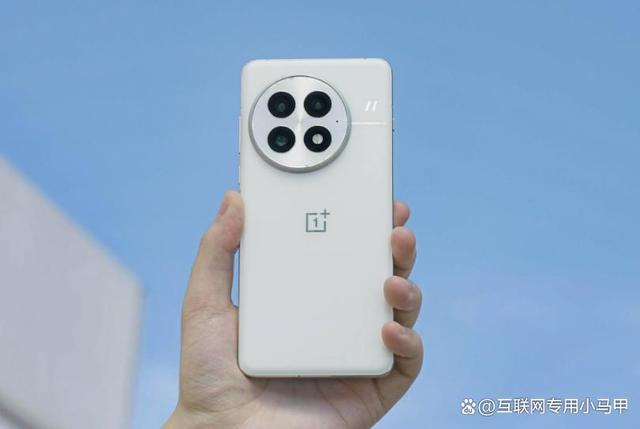 一加15参数曝光，1.5K直屏+潜望长焦，一加13再降价