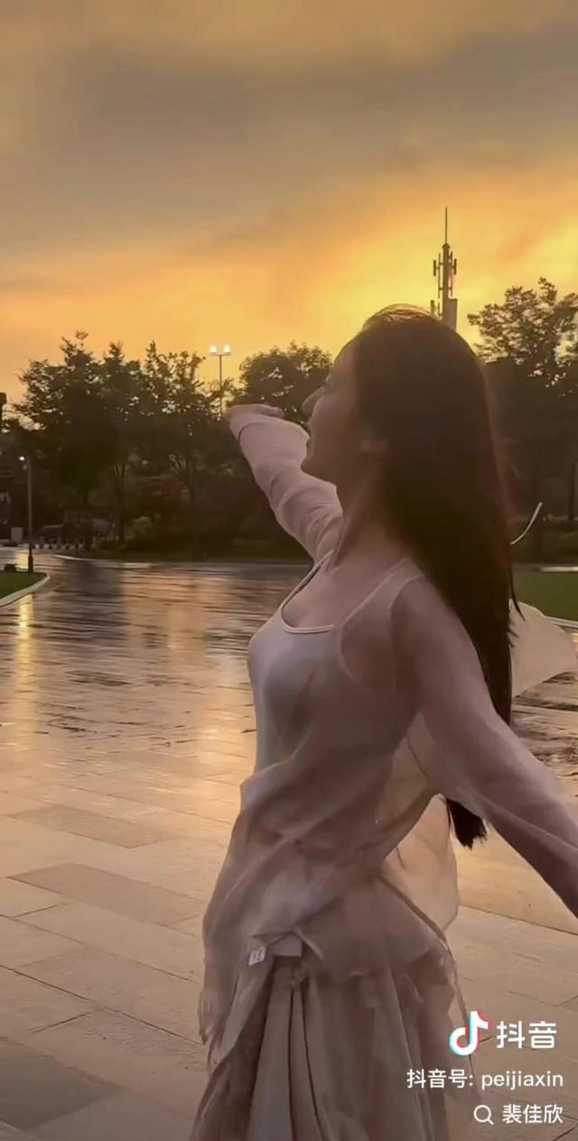 谁能想到她才14岁啊！