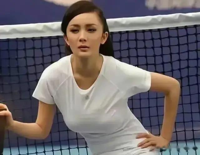 杨幂早期照片曝光，造型个性妖娆，网友吐槽怎么脸有点方？