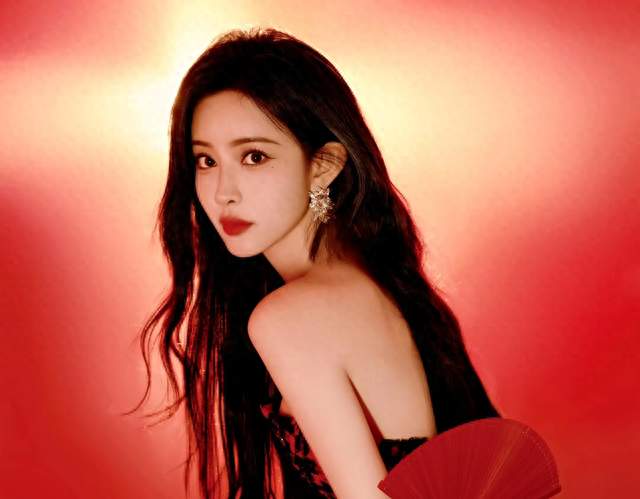 孟子义的艺术照，主打的就是一个喜庆氛围感