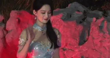 李沁穿旗袍亮相，这也太美了，圆润了不少，中式美人具象化了