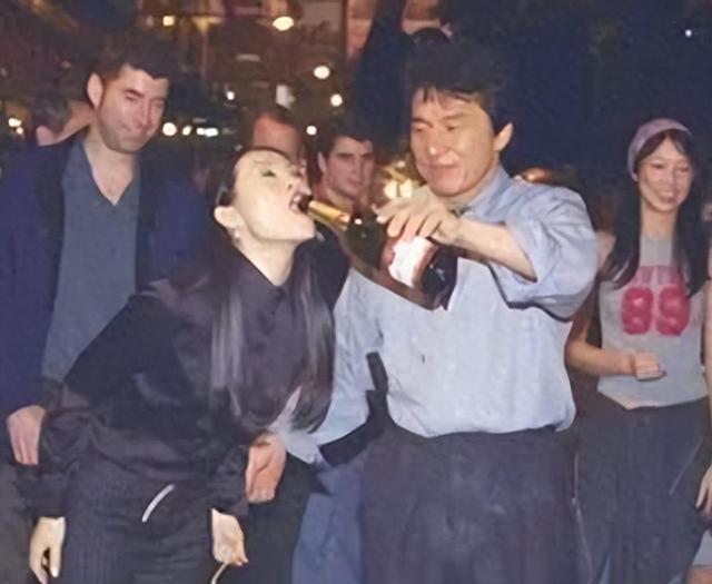 成龙灌章子怡的不是酒，而是整个娱乐圈的丑闻，他们是什么关系？