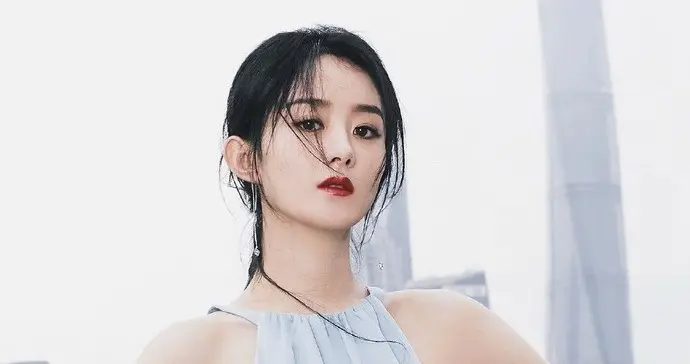 赵丽颖独自逛街被偶遇！无滤镜状态绝了，私下穿搭也太接地气了吧