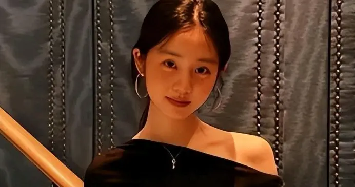 黄多多从当年的软萌闺女，如今长成了大姑娘，正脸比妈妈更漂亮