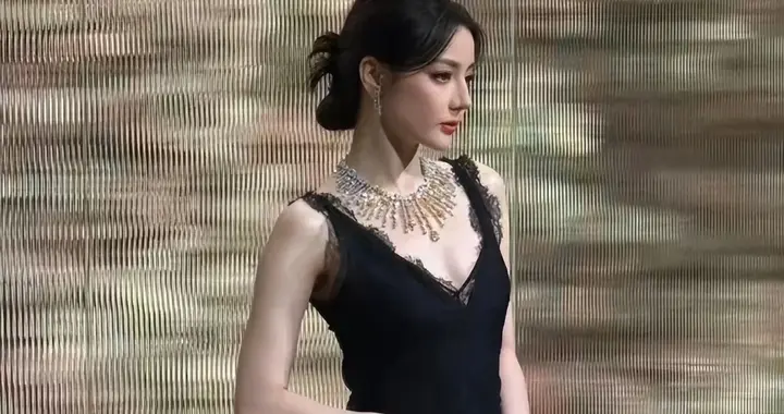 热巴不再保守放弃捂胸，穿深V大大方方，这才是女明星该有的样子