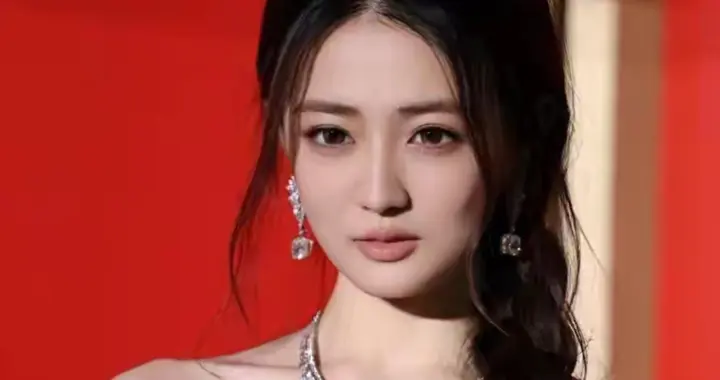 徐璐亮相昆山高级珠宝晚宴，白色抹胸裙配麻花辫，优雅又高级