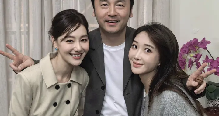 严屹宽夫妇回上戏母校，杜若溪和同学一起吃盒饭，王冠薛佳凝都在