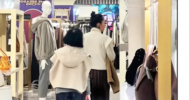 章子怡米兰逛商场被偶遇，梳着丸子头，打扮时髦，网友：很惊艳！